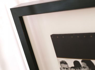Moderní černý rám na rámování alba U2 včetně obalu 