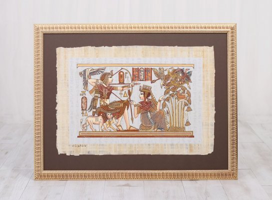 Egyptský papyrus ve zlatém ornamentálním rámu s květinovým vzorem s hnědou paspartou