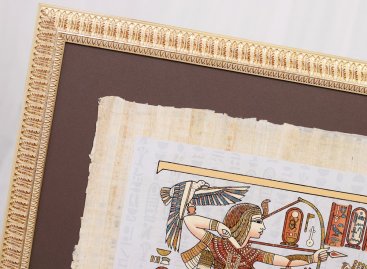 Zlatý rám s pravidelným ornamentem jemných lístků ve dvou odstínech zlata k papyru skvěle ladí