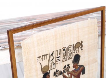 Rámování papyru mezi dvě skla do úzkého zlatého rámu