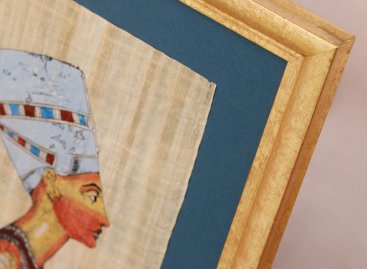 Modrá pasparta a zlatý rám nechají papyrus Nefertiti skvěle vyniknout do každého detailu