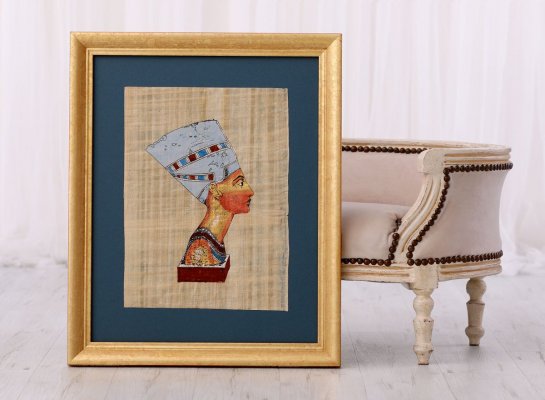 Elegantně zarámovaný papyrus hlavy královny Nefertiti do zlatého rámu a modré pasparty