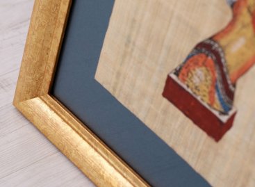 Papyrus na modré paspartě ve zlatém rámu báječně vynikne