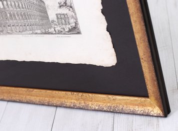 Tisk Colossea je položen na hnědé muzeální paspartě