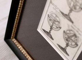 Tmavá muzeální pasparta ke starému tisku vytváří příjemný kontrast