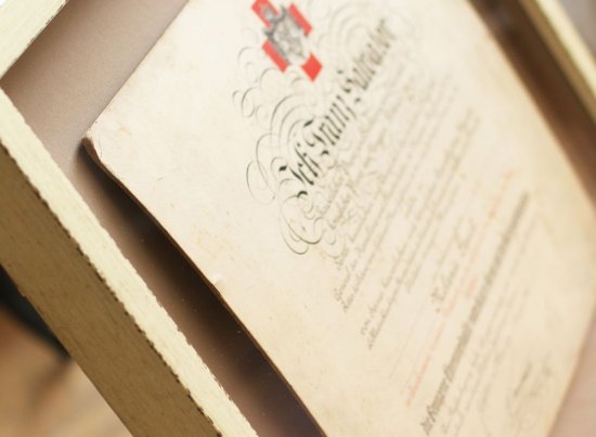 Hluboký rám umožňuje adjustaci i diplomu na výrazně zkrouceném kartonu