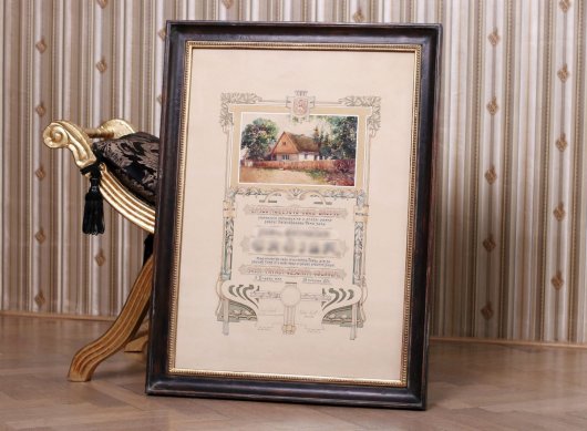 Historizující zakázkové rámování starého diplomu s čestným občanstvím v interiéru na zlaté tapetě