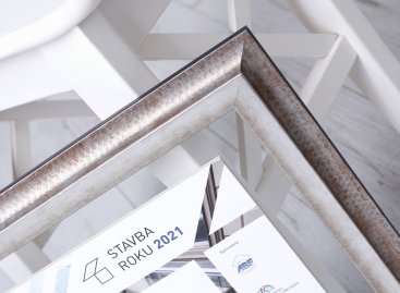 Industriální rám připomínající kovovou konstrukci s diplomem Stavba roku 2021 