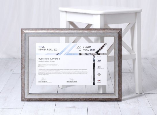 Oboustranné rámování diplomu Stavba roku 2021 mezi dvě skla