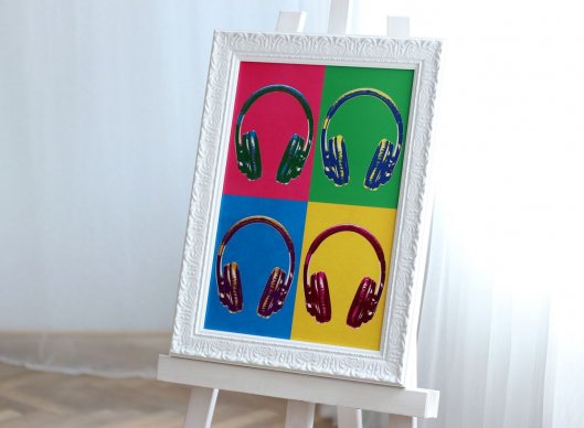 Neo barokní bílý lesklý rám s ornamentem na pop art plakátu Headphones