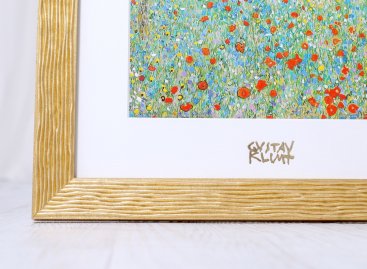 Rohový spoj zlatého rámu s dekorem art-deco vlnkování s částí plakátu Gustava Klimta Pole s máky a detailem autorova vytištěného podpisu ve zlaté fólii.