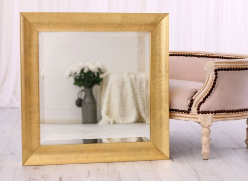 Moderní koupelna v luxusní pražské čtvrti s designovým broušeným zrcadlem ve zlatém lesklém rámu