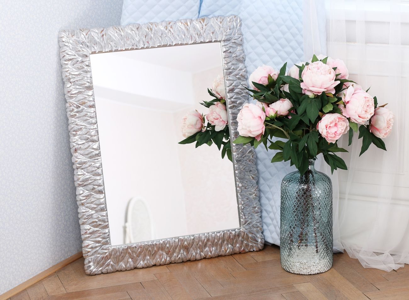 Luxusní ručně vyřezávaný stříbrný rám na zrcadlo v elegantním interiéru v Praze
