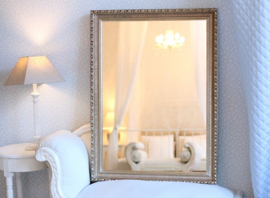 Zrcadlo v tradičním stříbrném rámu