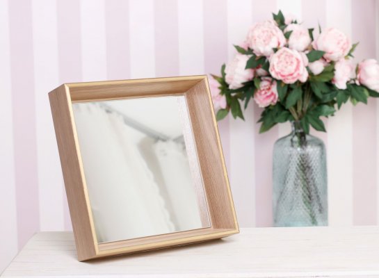 Neobvyklé čtvercové zrcadlo v tenkém dubovém rámu se zlatem