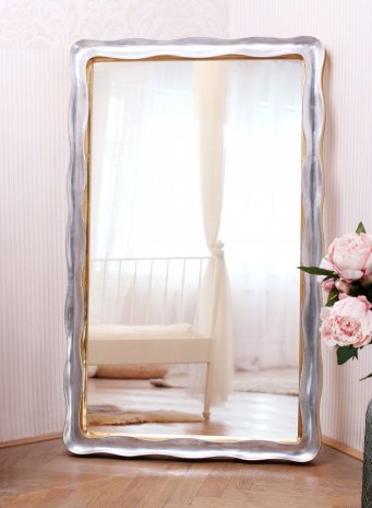Luxusní zrcadlo v moderním vyřezávaném dřevěném rámu ve zlato-stříbrné kombinaci