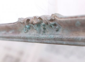 Krásný středový ornament blondelového rámu barvy staré bronzi na luxusní zrcadlo