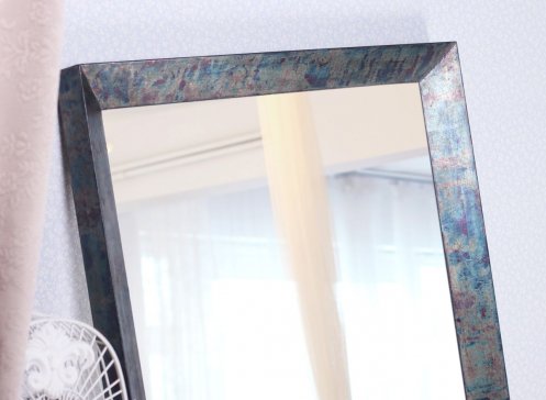 Neobvyklé stojící zrcadlo v luxusním rámu z modře oxidovaného stříbra v pražském interiéru dámského boudoire