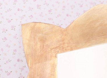 Do špiček vyřezaný rám zlatého luxusního zrcadla tvaru čtverce 