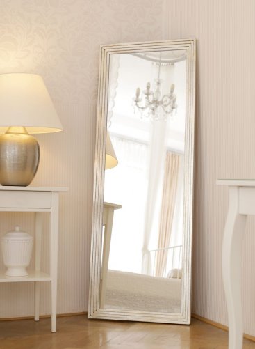 Velké zakázkově vyrobené luxusní zrcadlo v úzkém stříbrném rámu s designem několika stupňů v interiéru v Praze