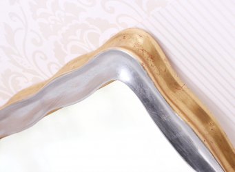 Luxusní moderní vyřezávaný rám ve zlato-stříbrné kombinaci do interiéru v Praze