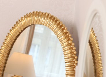 Moderní luxusní rám na oválné zrcadlo v elegantním interiéru