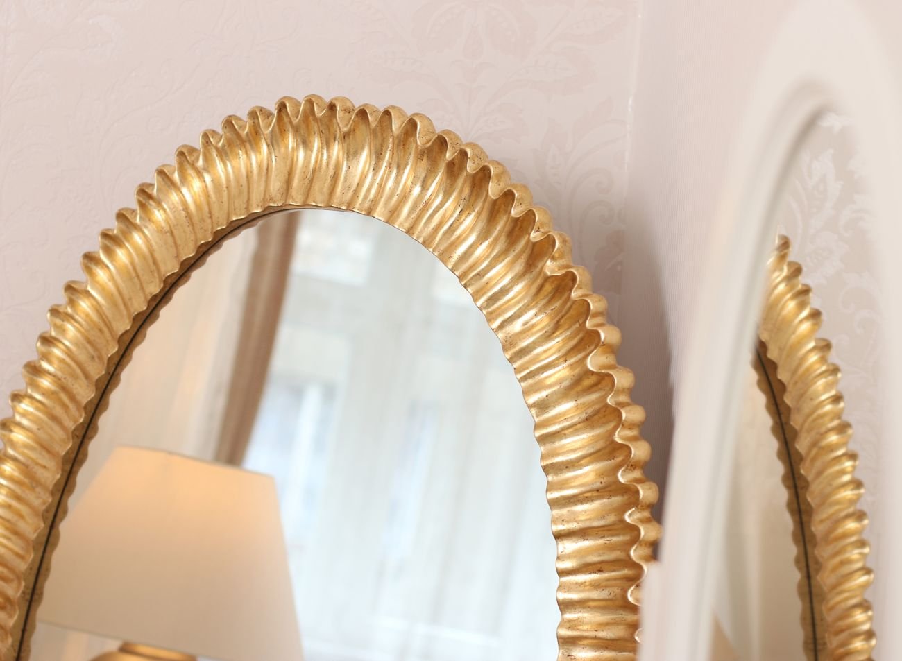 Moderní luxusní rám na oválné zrcadlo v elegantním interiéru