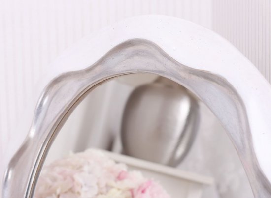 Dokonale vypracované luxusní oválné zrcadlo s rámem s elegantní stříbrnou vlnkou