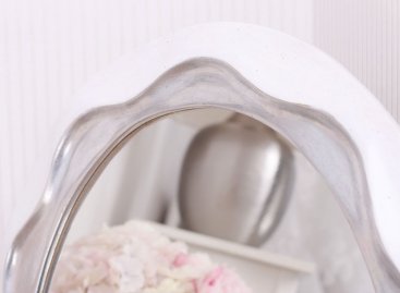 Dokonale vypracované luxusní oválné zrcadlo s rámem s elegantní stříbrnou vlnkou