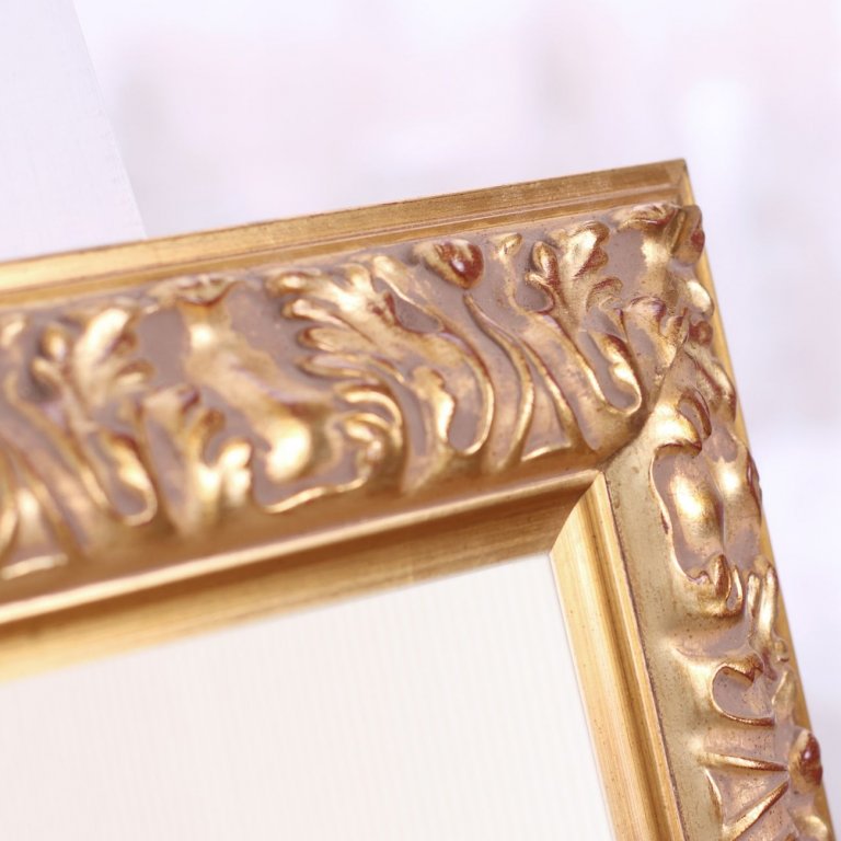 Zlatý barokizující rám s ornamentem na designové zrcadlo na míru