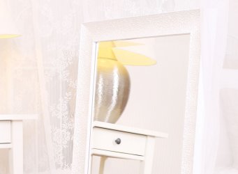 Broušené zrcadlo na míru v bílém moderním rámu – pohled na rám zrcadla