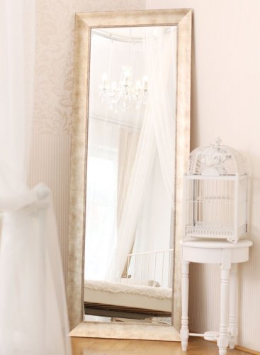 Nádherný stříbrný rám na volně stojící zrcadlo v obývacím pokoji