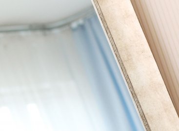 Stříbrný rám na velké zrcadlo v interiéru - detail