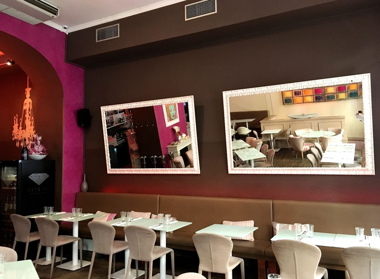 /WEB-galerie/21-zrcadla/03-gm-cornici/bily-ornament/xxl-velka-zrcadla-bar-praha-1.jpg