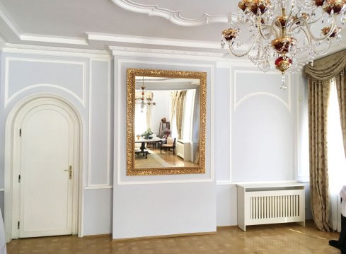Monumentální XXL zrcadlo v ručně zlaceném rámu s květinovým vzorem v jídelně diplomatické rezidence v Praze 6