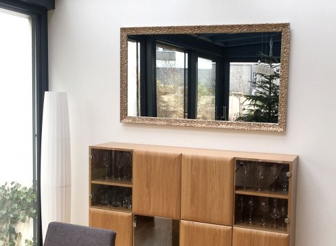 Moderní zrcadlo nad komodou v jídelně