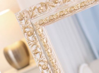 Velké ornamentální zrcadlo v rámu barvy Aqua se zlatým ornamentem - detail rámu