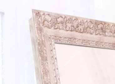 Elegantní ornamentální stříbrný rám na velké zrcadlo - detail ornamentu