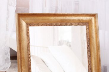 Profilovaný zlatý rám na předsíňové zrcadlo do moderního interiéru