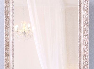 Elegantní ornamentální stříbrný rám na velké zrcadlo  - detail zrcadla