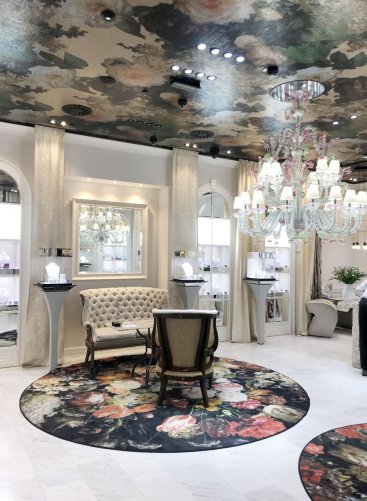 Interiér boutique Alo Diamonds v OC Palladium v Praze s bílo stříbrným italským rámem elegantního nástěnného zrcadla.