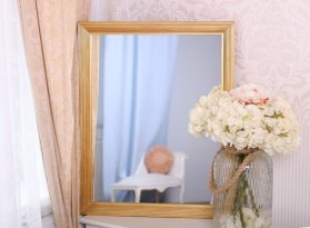 Krásné koupelnové zrcadlo se zlatým podélně pruhovaným art deco rámem