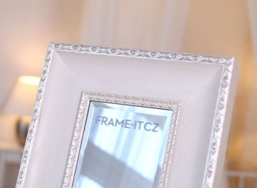 Pískované logo rámařství Frame-it.cz a široce broušená fazeta na zrcadle v širokém bílém dřevěném rámu.