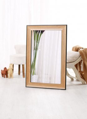 Hnědý rustikální rám s černým okrajem a efektem červotoče na volně stojícím zrcadle