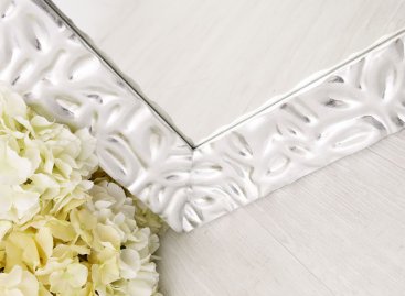 Zajímavý moderní rám ve stříbře na malé zrcadlo