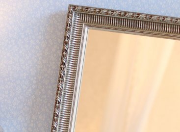 Zrcadlo v tradičním stříbrném rámu - detail rámu