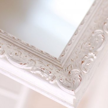 Bílý ornamentální rám na nerozbitné zrcadlo do dětského pokoje