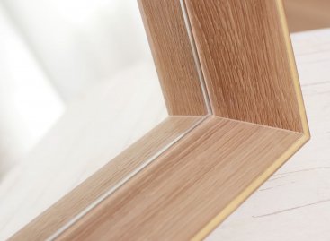 Neobvykle zarámované  zrcadlo v úzkém a hlubokém dubovém rámu se zlatem