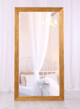 Luxusní modelový rám na zrcadlo se zajímavým tvarem stoupajících schodů v patinovaném zlatu s vysokým zrcadlem do ložnice