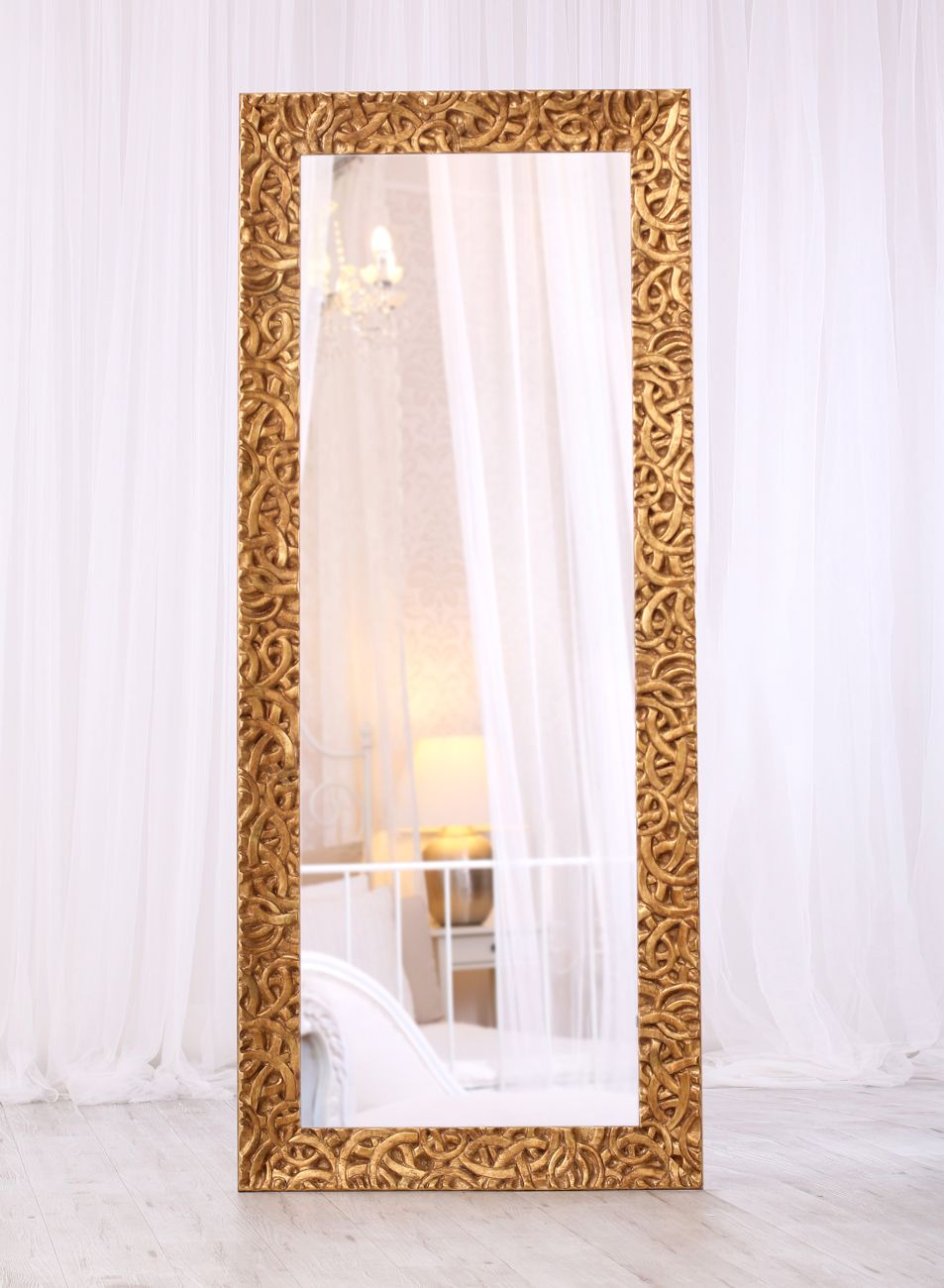 Nádherné vysoké zrcadlo ve zlatém designovém rámu s motivem secesních kruhů | © Rámařství Frame it